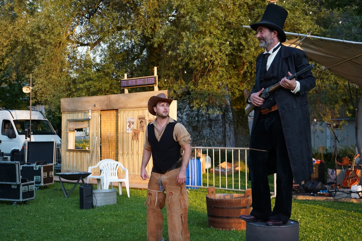 Man sieht die Schauspieler und Musiker bei den Proben im Stadtpark Uster.